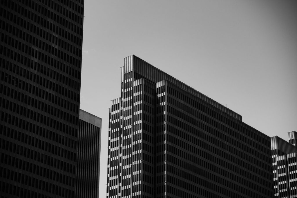 ein hohes Gebäude in einer Stadt