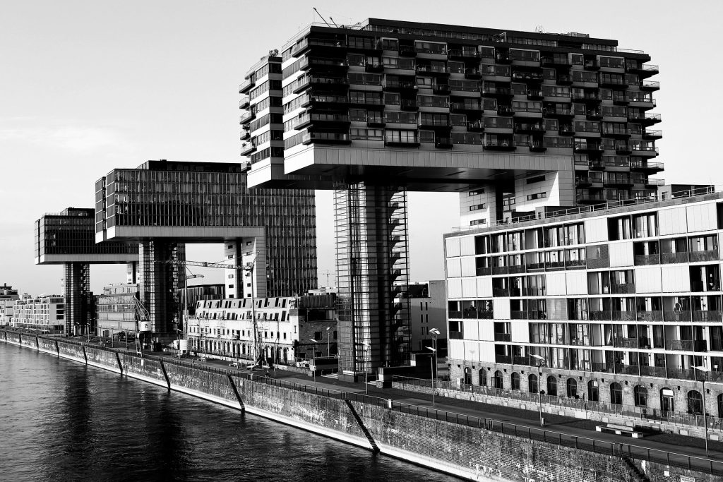 Graustufenfoto der Hand einer Person auf einem Laptop