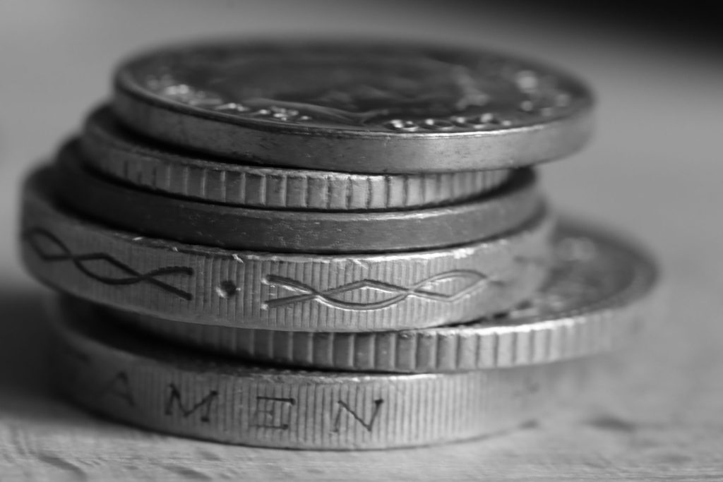 ein Stapel Silbermünzen auf einem Tisch