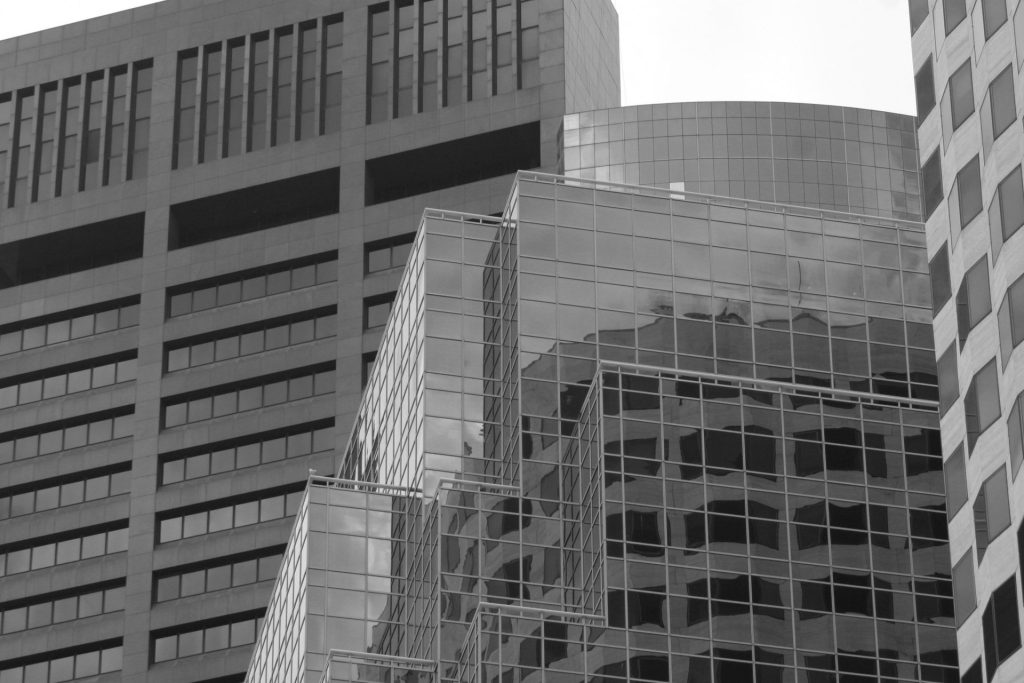 ein Schwarzweißfoto von zwei Gebäuden