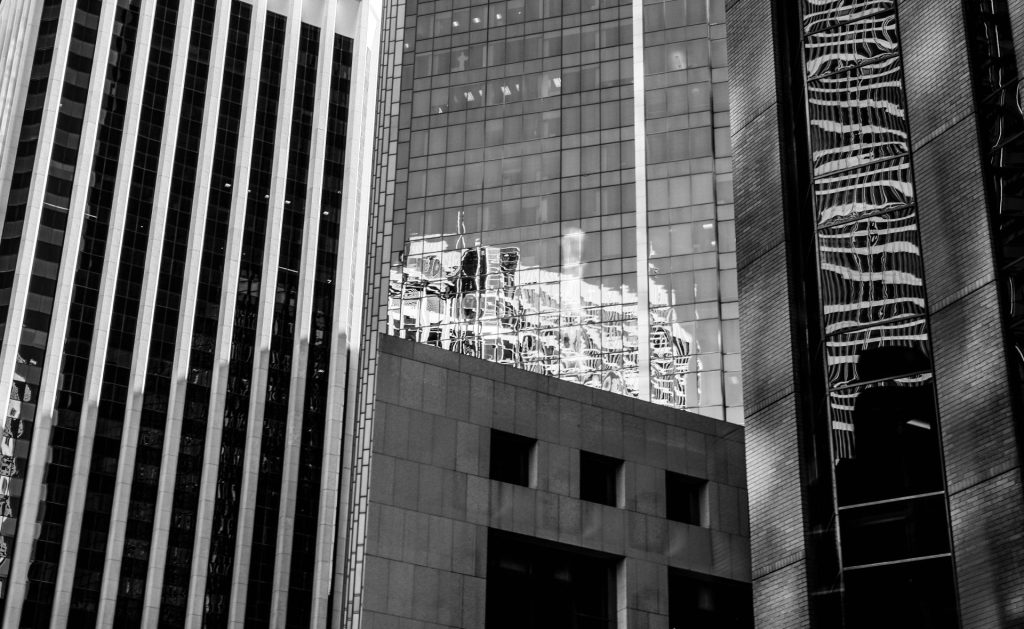 eine Spiegelung eines Gebäudes in einem Fenster