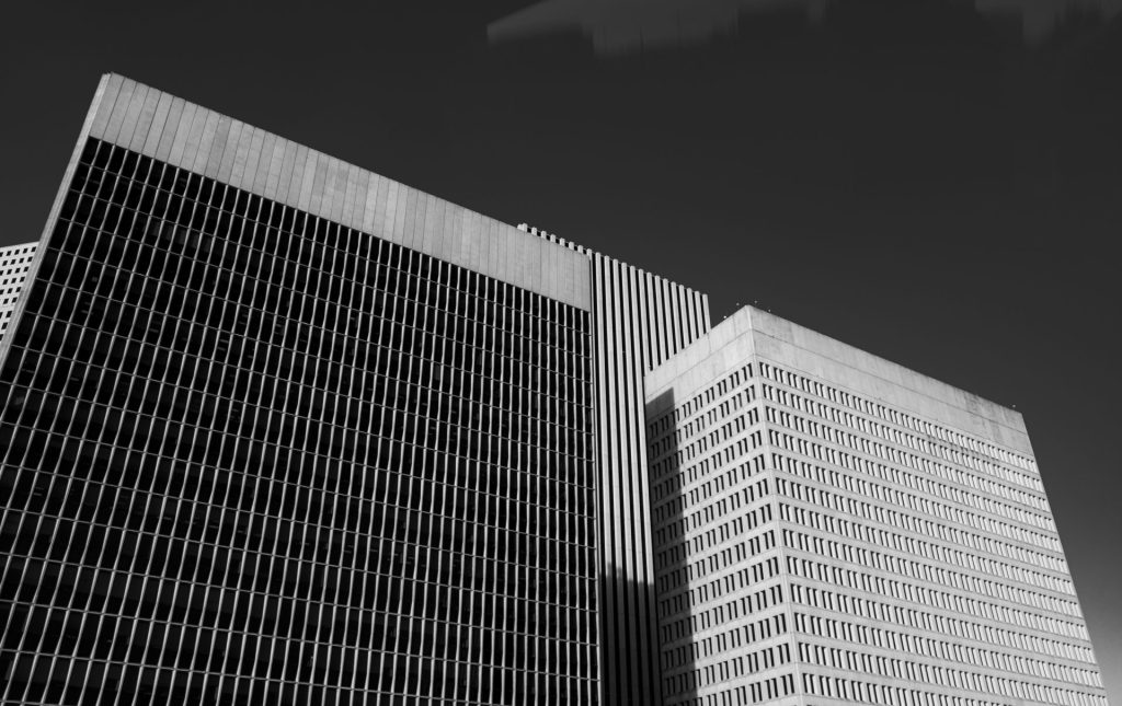 Schwarz-Weiß-Foto eines Hochhauses